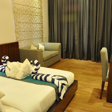 Sukhmantra Resort & Spa Candolim Bagian luar foto