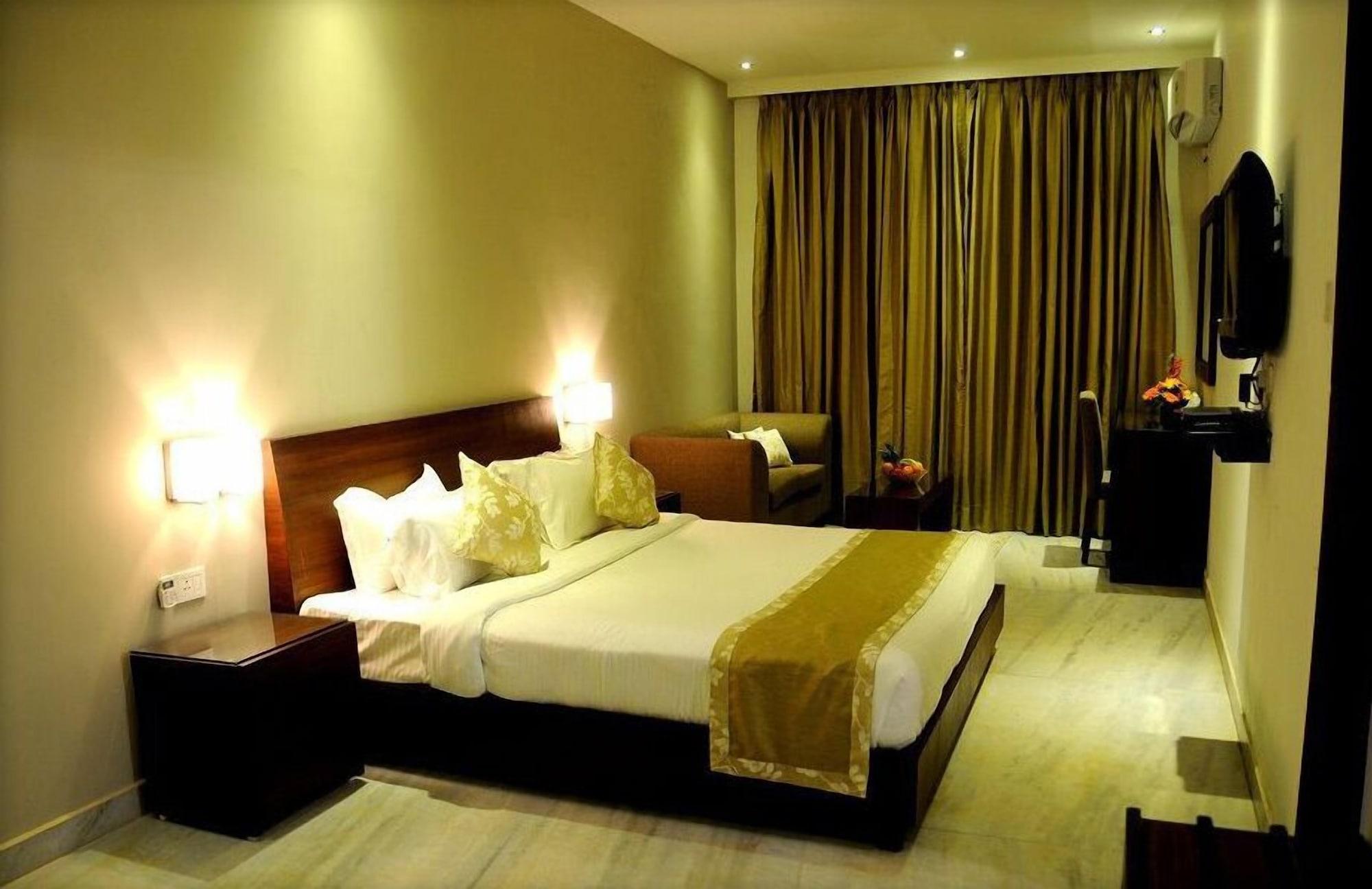 Sukhmantra Resort & Spa Candolim Bagian luar foto