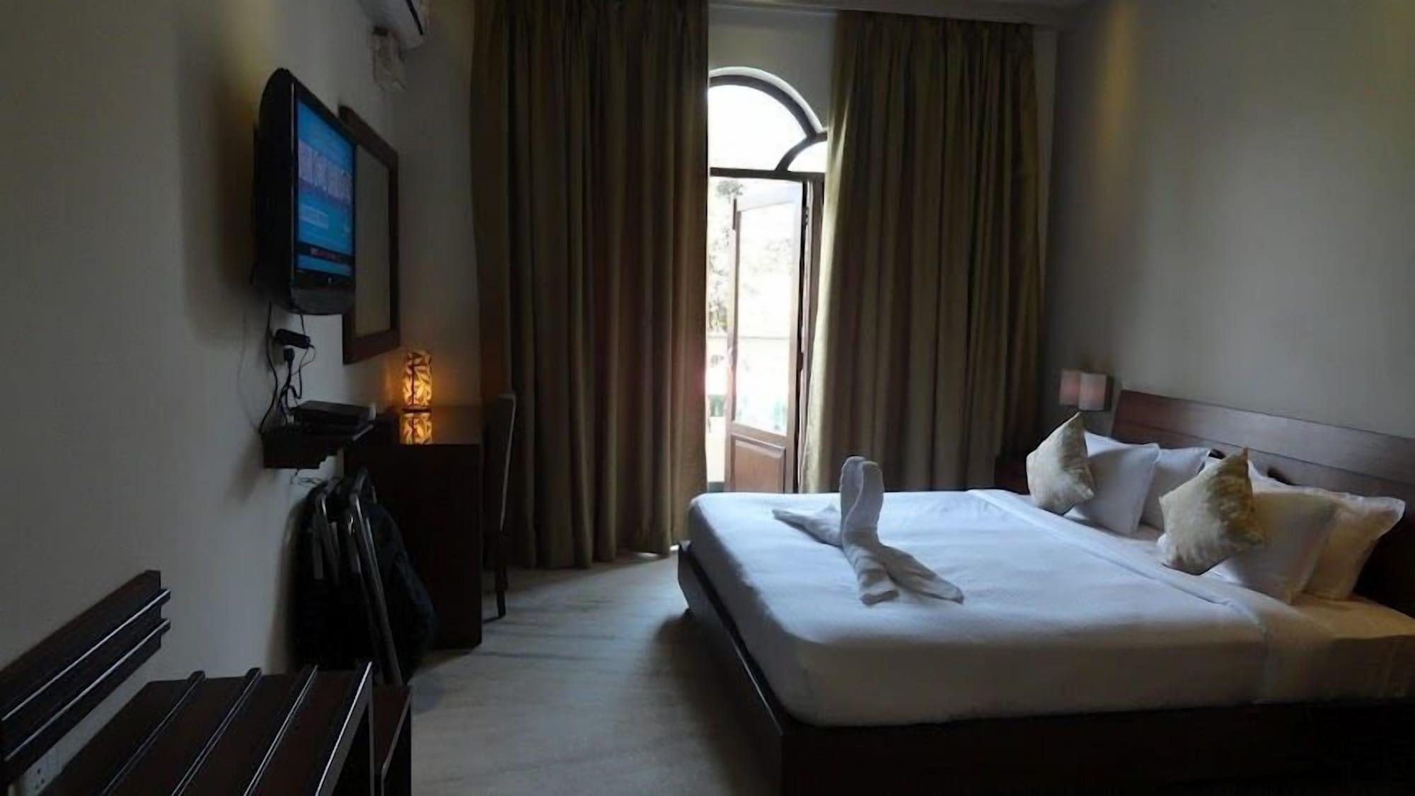 Sukhmantra Resort & Spa Candolim Bagian luar foto