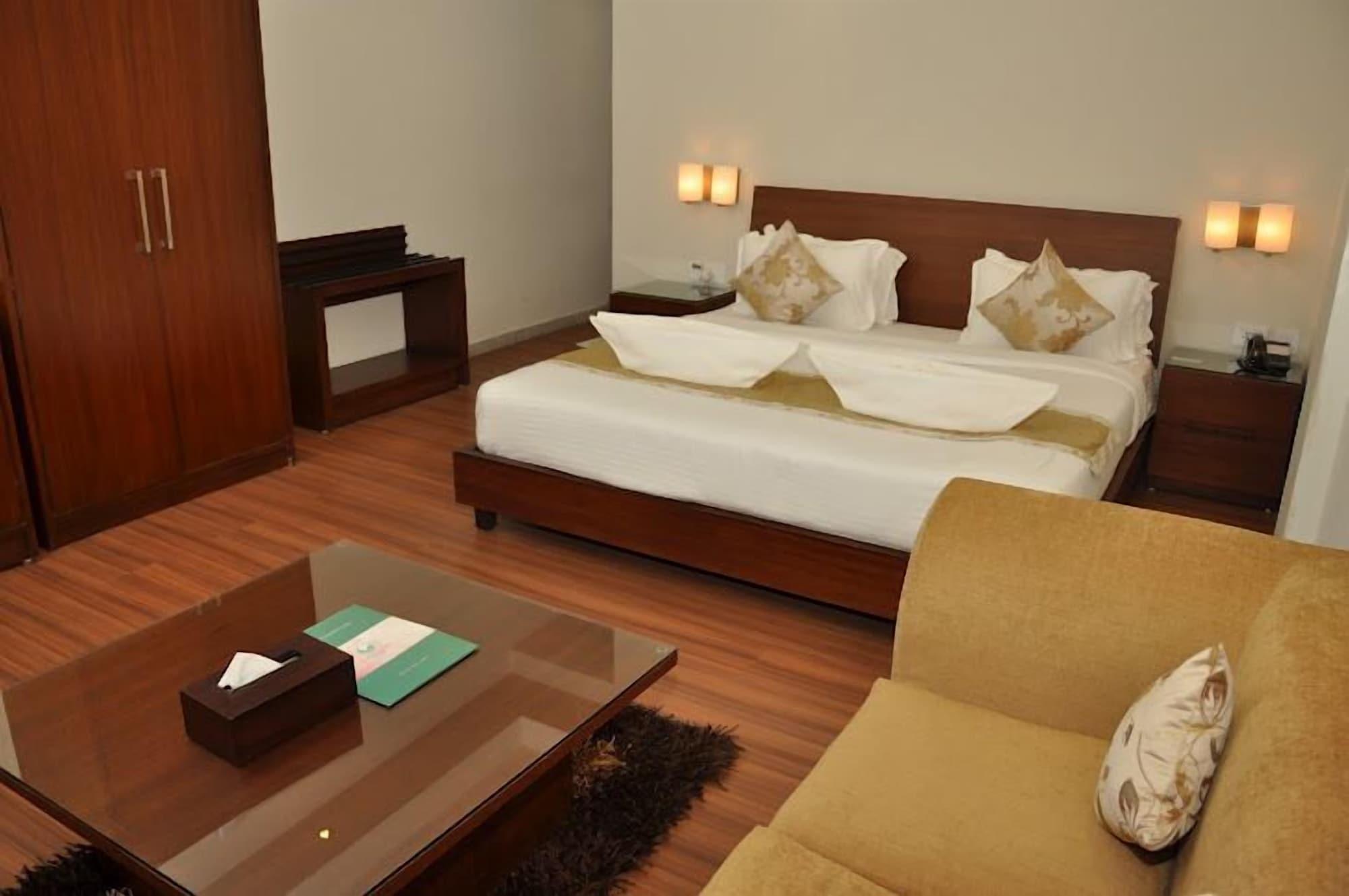 Sukhmantra Resort & Spa Candolim Bagian luar foto