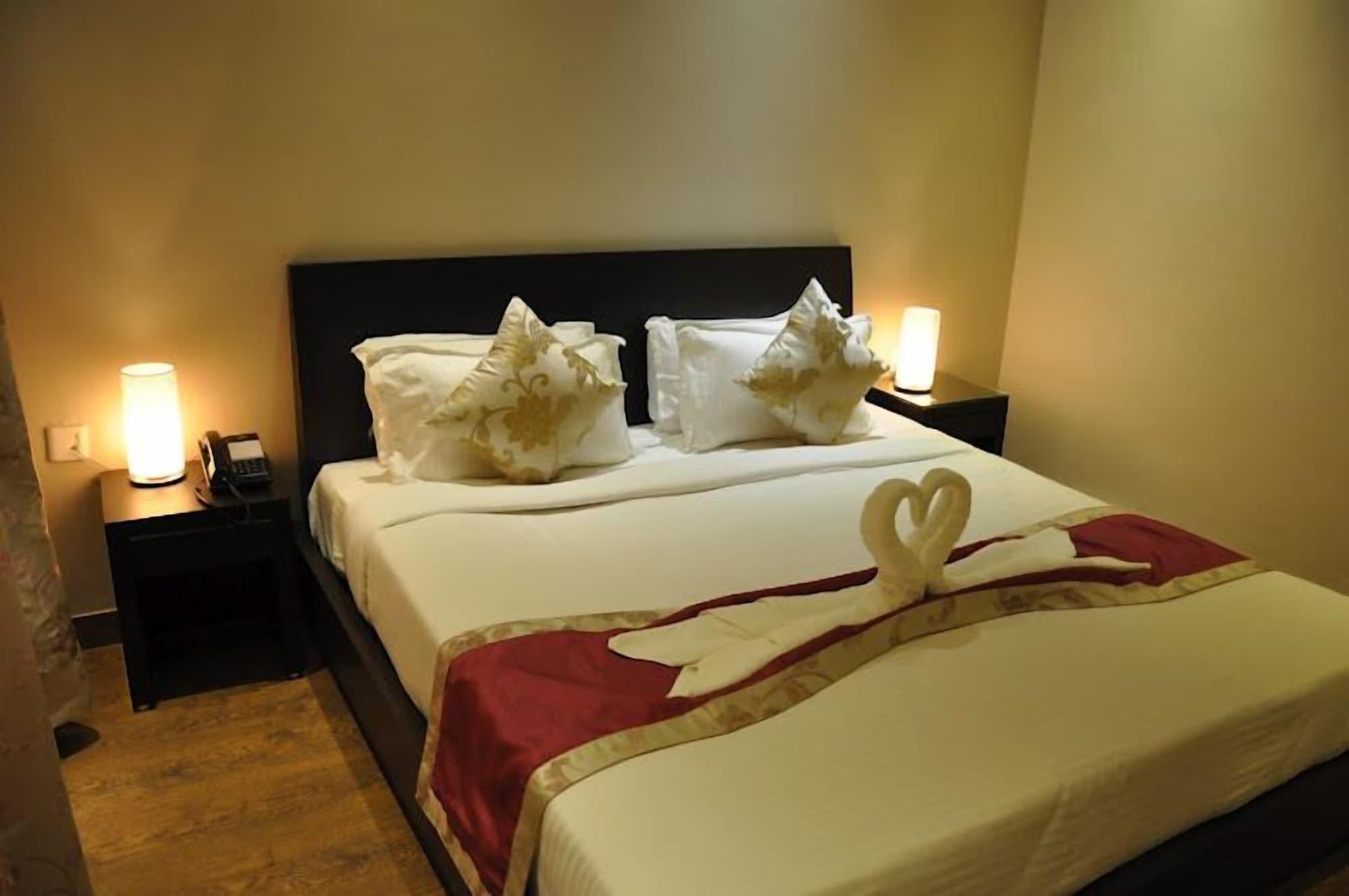 Sukhmantra Resort & Spa Candolim Bagian luar foto