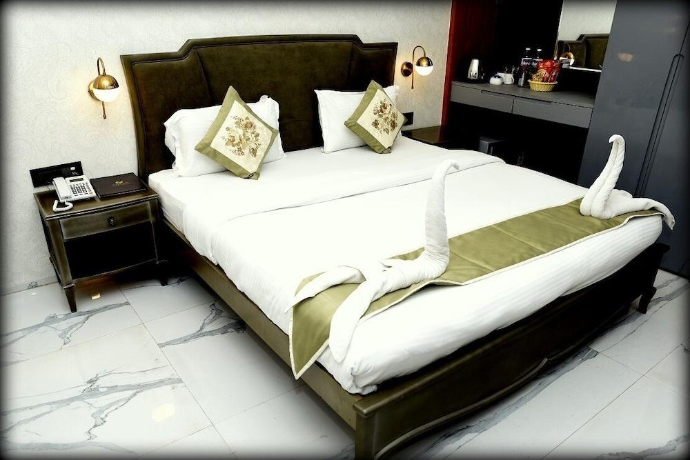 Sukhmantra Resort & Spa Candolim Bagian luar foto
