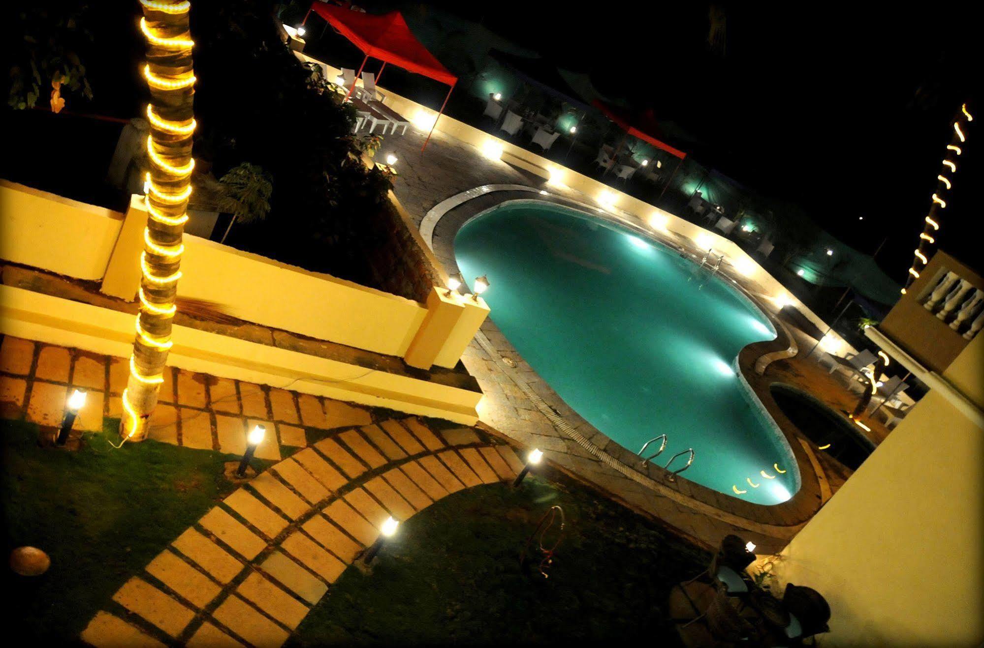 Sukhmantra Resort & Spa Candolim Bagian luar foto